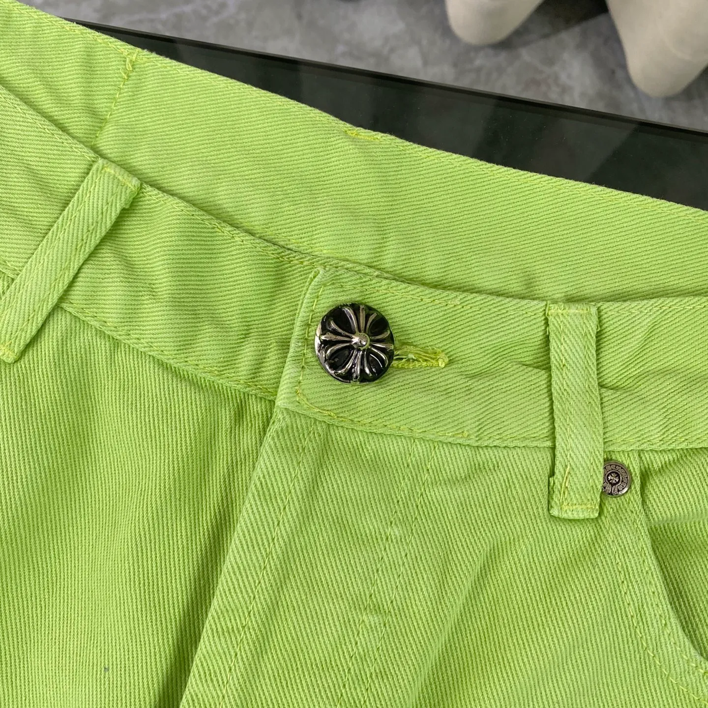 P250 chrome hearts 2025 two-color cross patch leather apple green jeans vi Top heavy industry fashionable design] Consistent high street luxury style creation. Speaking of this style, the Zangyin family and GU family are definitely the leading representative brands. Especially the Zangyin family has really achieved a state-of-the-art effect in creating high street style. The unique washed material is used to create this style. The color system is quite eye-catching. After it is decorated with patchwork cross flowers, it cleverly highlights the charm of the brand. Secondly, this style uses classic The classic high-waist cutting design highlights the long legs and fashionable temperament of the upper body. The brand is highly recognizable and the slim fit configuration is more suitable for daily wear. It is a product that interprets personality, fashion, and specifications at a glance. This single product is enough to make any fan excited. It can be a white T-shirt for youthful preppy style, or a tight suspender for lady style. It has strong matching ability and can be easily controlled by men.  [Materials and craftsmanship] Needless to say, this point goes without saying. As an excellent craftsman brand, Zangyin’s requirements for details and craftsmanship are really perfect. The washed color of this model has gone through so many processes, not to mention the embellishment of denim appliques. It is also purely hand-made and sewn. Just like what they believe in, only hand-made things have soul and have the meaning of wear. A top-notch heavy-duty fashionable denim item, I look forward to your perfect interpretation! !  Size:28-36